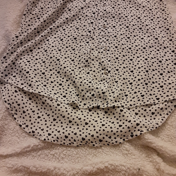 White blouse with black hearts. - Picture 5 of 7